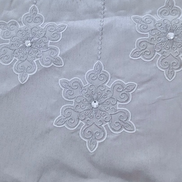 NWOT Silver Table Runner w/Crystal Accents - Picture 2 of 3